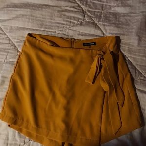 Skort mustard color
